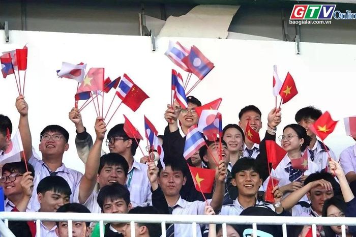 Dàn cổ động viên cuồng nhiệt của Festival Bóng đá Quốc tế U14 Gia Lai 2026 - Báo Gia Lai