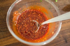 Cho 2 muỗng canh giấm, 1 muỗng canh đường, 2 muỗng canh tương ớt Hàn Quốc, 1 muỗng cà phê muối, 1 muỗng canh mè trắng rang (tùy thích) vào chén, dùng muỗng trộn đều.