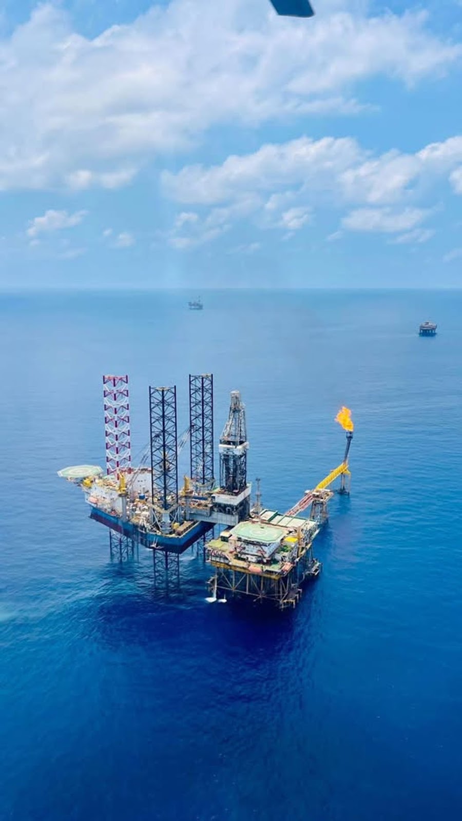 Có thể là hình ảnh về máy bay trực thăng và nhà máy lọc dầu