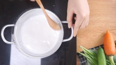 Cho 8gr bột nếp vào 150ml nước. Bắc lên trên bếp đun sôi, vừa đun, chúng ta vừa dùng thìa khuấy thật là đều tay, đến khi nào chúng ta thấy nó đã ở dạng bột hỗn hợp như hồ là được, để nguội bớt.