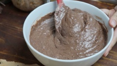 Trong 1 tô khác trộn đều hỗn hợp 150gr bột mì, 45gr bột cacao, 7gr bộ nở rồi chia làm 2 phần. Lần lượt rây từng phần bột vào hỗn hợp trứng sữa rồi trộn đều tay đến khi hết bột.