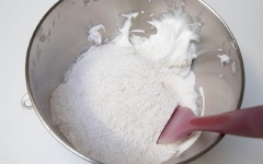 Khuấy đều hỗn hợp nguyên liệu khô vào hỗn hợp lòng trắng trứng, khuấy nhẹ nhàng vừa phải.
