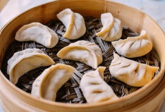Nếu muốn hấp, cho bánh vào nồi tre, hấp cách thủy trong khoảng 15-20 phút. Nếu chiên, cho ít dầu vừa áo mặt chảo và chiên khoảng 2 phút. Sau đó đổ một lớp nước mỏng vào chảo, đậy nắp và hạ lửa nhỏ nấu cho đến khi thấy hơi nước bốc lên thì vặn lửa lớn, nấu cho đến khi vỏ bánh ở mặt đáy chuyển sang màu vàng.