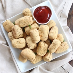 Bánh đậu gà nướng xong để nguội một chút là có thể thưởng thức được rồi. Món bánh đậu gà thơm ngon hơn khi chấm bánh ăn kèm tương ớt, tương cà hay sốt mayonnaise nhé.