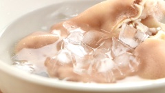 Rửa thật sạch 400gr tai heo rồi luộc cùng 30gr gừng và 15ml giấm trong khoảng 10 phút cho tai heo chín. Sau khi tai heo chín bạn vớt liền ra tô nước lạnh cho tai heo được săn lại rồi cắt mỏng.