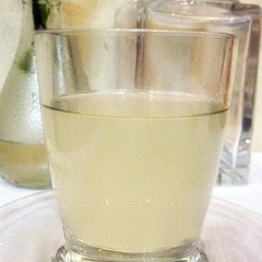 Chanh rửa sạch, vắt lấy nước.