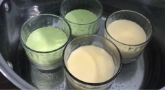 Đem đi hấp 15-20 phút trong lửa nhỏ nhất. Cứ 5 phút là phải mở nắp nồi 1 lần để tránh nước rơi vào bánh. Hấp đến khi lấy tăm đâm vào mà trứng không còn dính tăm, thì bánh đã chín. Đem bánh ra để nguội 15 phút.
