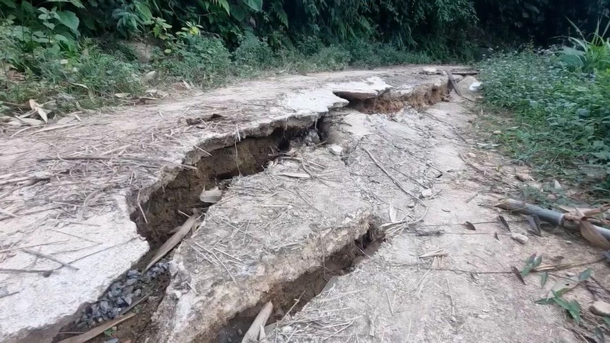 Di dời khẩn cấp 300 người dân sau khi phát hiện vết nứt kéo dài trên đồi - Báo Tiền Phong