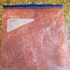 Cho thịt vừa quết vào túi nilon sạch có khoá kéo (minh dùng túi ziploc), bóp sơ thịt rồi dàn đều ra cho mỏng rồi kéo khoá túi nilon. Cho túi thịt vào tủ đông khoảng 3-4 tiếng cho thịt cứng lại (thường mình chỉ để khoảng 3 tiếng là thịt đã đủ cứng).