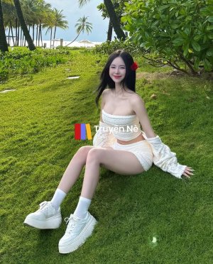 Cô Gái Chờ Đợi Trong Mưa