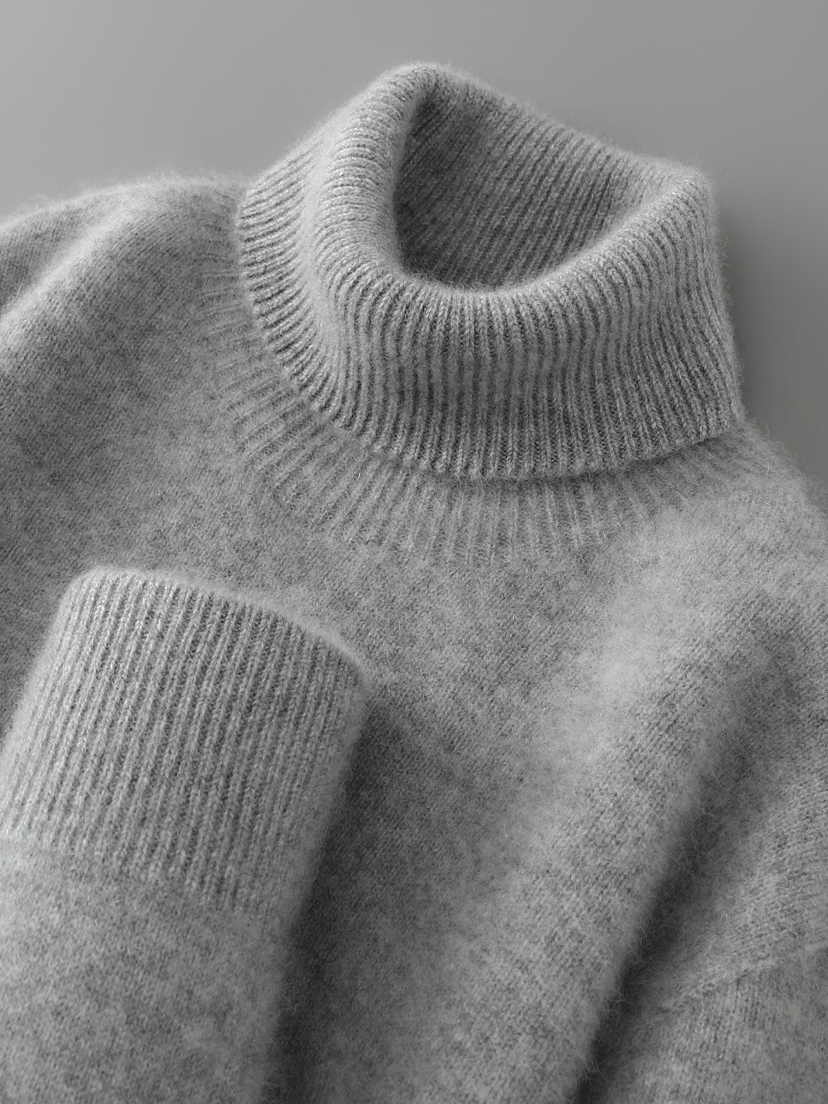Men's sweater made from 100% wool with stand-up collar