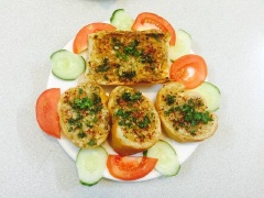Lấy bánh mì ra đĩa, để hơi nguội. Trang trí thêm dưa leo, cà chua cắt lát để món ăn thêm đẹp mắt, hấp dẫn.
