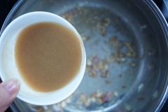 Tiếp theo, cho nước cốt me, 3 muỗng cà phê nước mắm, 2 muỗng canh nước lọc, 4 muỗng cà phê đường trắng vào, khuấy đều đến khi đường tan, hỗn hợp sệt lại thì tắt bếp.
