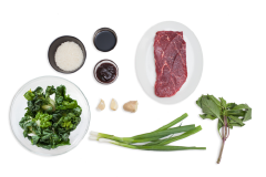Rau cải tatsoi rửa sạch, thái miếng vừa. Hành lá rửa sạch, thái nhỏ. Tỏi bóc vỏ, băm nhỏ. Gừng gọt vỏ, thái nhỏ. Húng quế rửa sạch, nhặt lấy phần lá. Thịt bò rửa sạch, dùng khăn giấy thấm khô, thái miếng mỏng vừa ăn.