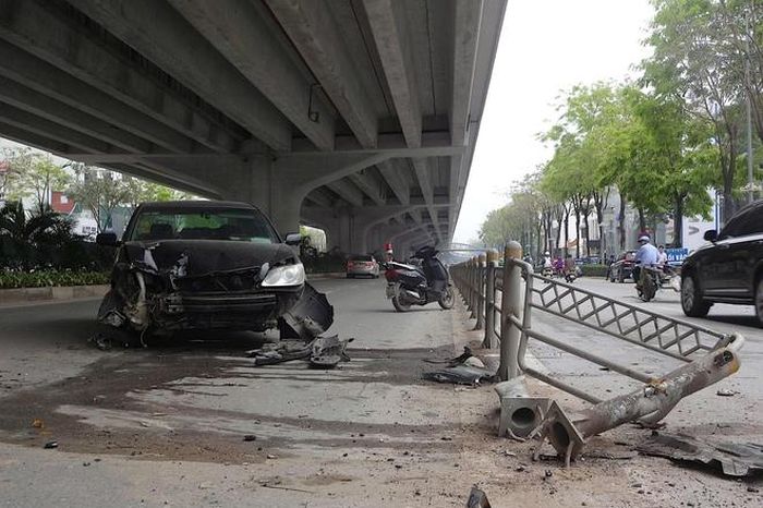 Ô tô đâm văng dải phân cách khiến 2 người bị thương, tài xế rời hiện trường - Báo Sức Khỏe &amp; Đời Sống