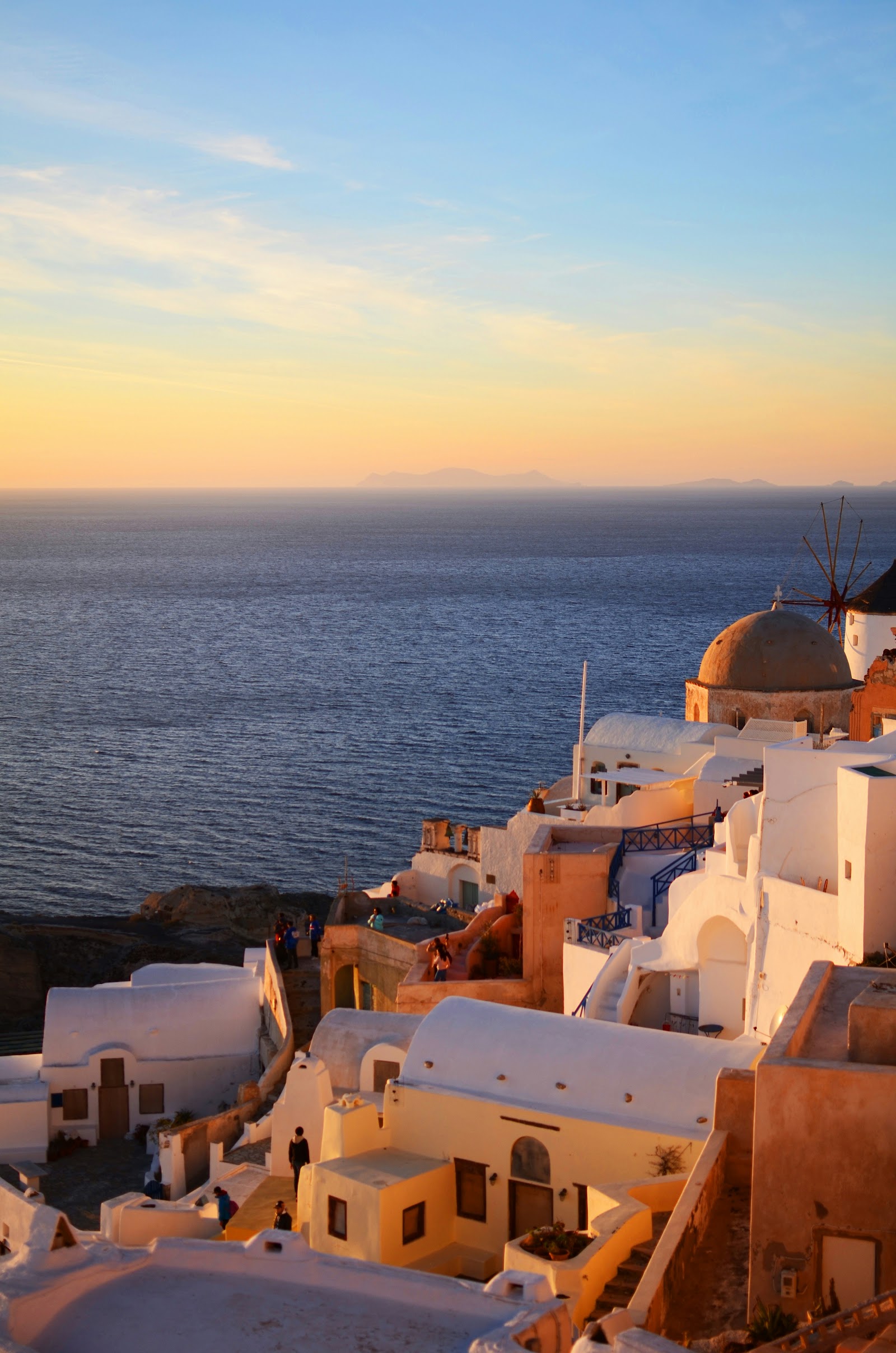 Pueblo costero al atardecer sobre el mar Egeo, al caer el sol