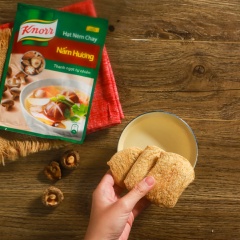 Cắt nhỏ 30gr nấm mèo ngâm nở, 30gr sườn non chay ngâm nở. Cắt miếng dài 50gr cà rốt, 50gr nấm mỡ trắng.