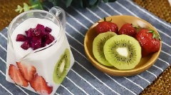 Cho các hũ yoghurt trái cây vào ngăn mát tủ lạnh. Chờ khoảng 15 - 30 phút là bạn có thể lấy yoghurt trái cây ra và thưởng thức rồi. Vào những ngày nắng nóng, oi bức thế này, được thưởng thức 1 ly yoghurt trái cây thơm ngon, mát lạnh thì còn gì bằng!
