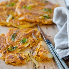 Bánh chín cho ra đĩa, chấm kèm tương cà hoặc tương ớt, dùng nóng.