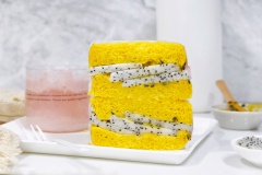 Khi ăn bánh mì sandwich kẹp thanh long thì bạn sẽ cắt đôi khối bánh mì ra nhé. Món bánh mì sandwich kẹp thanh long vị ngọt hòa quyện cùng vị chua chua thật hấp dẫn. Những bạn làm việc văn phòng có thể chuẩn bị ngay vài chiếc bánh mì sandwich ngon lành như thế này để mang theo ăn sáng hoặc ăn trưa đều rất tuyệt.