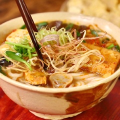 Tô bún mắm chay nóng hổi, đầy ụ các topping thêm một chút sa tế cay cay vào thì hương vị càng thêm hấp dẫn, món ăn được ăn kèm với rau muống bào, bắp chuối bào, ngó súng, rau đắng... có thể chấm thêm nước mắm ớt để tăng thêm phần đậm đà cho món ăn.