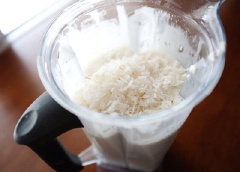 Tiếp theo, cho 100gr dừa nạo, 1 muỗng canh nước cốt chanh vào cùng, tiếp tục xay cho đến khi hỗn hợp nhuyễn, mịn.