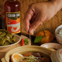 Nước dừa cạn là lúc đã thấm đều vào thịt với trứng thì tắt bếp cho thêm hành lá cắt nhỏ và chút tiêu xay lên trên là hoàn thành món thịt kho trứng. Thịt kho trứng mềm thơm, béo ngậy có thể ăn kèm dưa cải chua sẽ tăng thêm hương vị hơn.