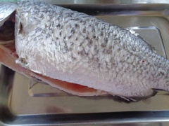 Cá chẽm làm sạch, bỏ ruột, dùng dao khứa 3-4 đường lên thân cá.