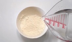 Bạn cho bột chiên vào tô, hoà tan với nước. Thêm vào 1 vài viên đá lạnh rồi trộn đều cho đến khi thu được hỗn hợp bột chiên mịn, sánh. Đá sẽ giúp cho món chiên được xù, giòn hơn.