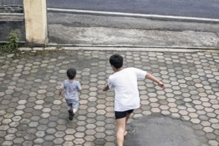 Gọi mẹ rồi đột ngột chạy ra đường, bé trai bị xe tải tông trúng - Tạp chí Người Đưa Tin