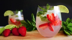 Lắc đều bình rồi đổ ra cốc và thêm soda vào cuối cùng. Trang trí thêm những lát dâu tây tươi và lá bạc hà trang trí lên trên là đã hoàn thành thứ đồ uống đầy quyến rũ này rồi.