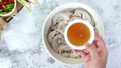 Lòng đã qua sơ chế hoàn tất đem cắt khúc vừa ăn (khoảng 7 - 8 cm), cho ra tô lớn để ướp gia vị nướng gồm có 40ml mật ong, 1 muỗng canh dầu hào, 1 muỗng canh đường trắng, 1 muỗng canh dầu điều. Trộn điều hỗn hợp cho thấm gia vị. Ướp tối thiểu trong vòng 10 - 20 phút. Phần lòng nướng ở đây được ăn kèm với sốt chấm (nước chấm) nên sẽ có gia vị ướp hơi nhạt. Ngoài ra trong quá trình bóp muối, một phần lượng muối đã thấm vào lòng nên tuyệt đối không ướp thêm nước mắm hay muối (các gia vị mặn nói chung) để tránh trường hợp có sử dụng sốt sẽ rất mặn.
