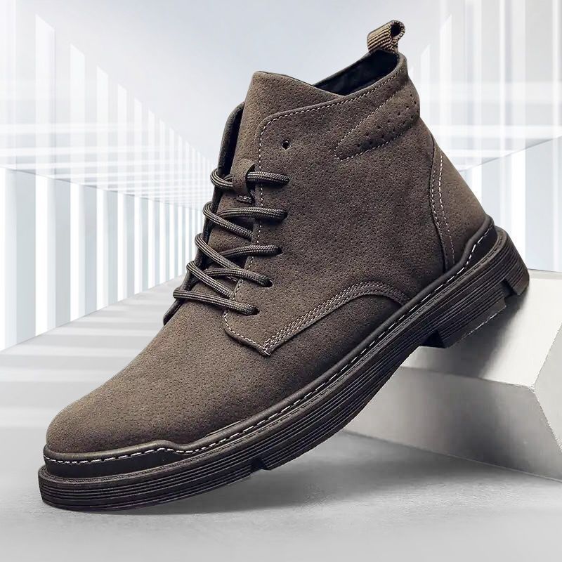 Sturdy men's boots in British style, slip-resistant