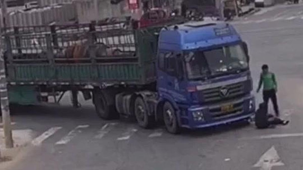 Cụ bà 68 tuổi bị cuốn vào gầm xe tải rồi tự bò ra ngoài trong sự kinh ngạc của mọi người - Tạp chí Doanh Nghiệp Việt Nam
