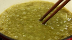 Bắc chảo lên bếp, phi thơm 15gr hành tây cùng với 2 muỗng canh dầu ăn sau đó cho vào 30gr cà ri xanh, 50ml nước cốt dừa, 15gr đường, muối, hạt nêm vào khuấy đều. Đun đến khi sốt hơi sệt lại là được.