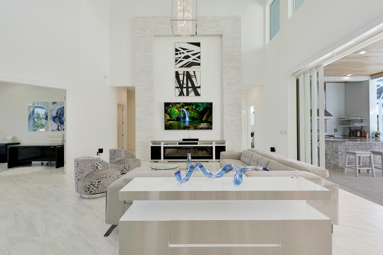 De Soto Court interior