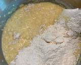 Cho nửa chỗ bột trộn men và âu hỗn hợp lỏng. Dùng cây spatula trộn cho hỗn hợp khô và lỏng hoà quyện. Cho nốt phần bột và men còn lại, trộn đều để được khối bột ướt, dính tay và âu.