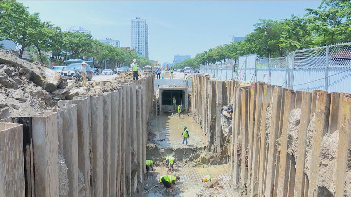 Kênh Thụy Phương chạy đua tiến độ dưới nắng nóng - Đài Phát thanh và truyền hình Hà Nội