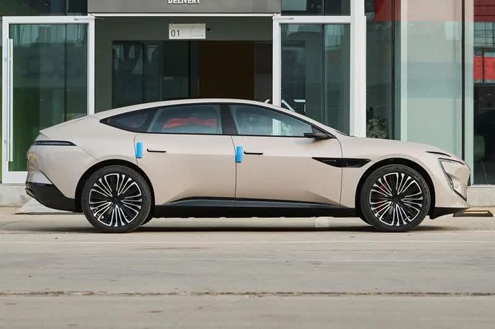 Xe sedan hạng sang dài hơn 5 mét, mạnh 968 mã lực, giá hơn 1,1 tỷ đồng - Tạp chí Doanh Nghiệp Việt Nam