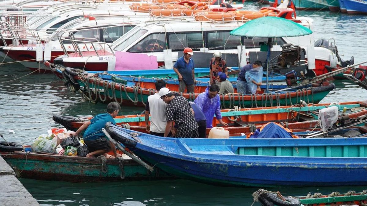 Tàu du lịch ở Phú Quốc 'nằm bờ' vì thời tiết xấu - Báo Tiền Phong
