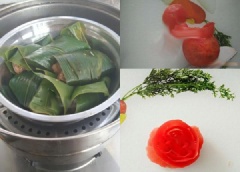Đặt cánh gà cuộn lá dong vào bát, cho lên bếp hấp cách thủy khoảng 30 phút. Trong lúc chờ gà chín thì tỉa cà chua thành hình hoa hồng, bày sẵn lên đĩa.