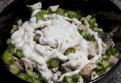 Sau cùng cho sốt mayonnaise và phô mai bào sợi vào rồi trộn đều lên.