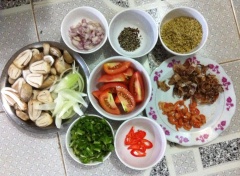 Xé nhỏ tôm khô, mực khô nướng. Cắt bỏ rễ nấm rơm, rửa sạch, ngâm muối rồi để ráo, cắt làm 2 hoặc làm 4. Rửa cà chua, bỏ núm, cắt hình múi cau. Bóc vỏ hành tây, cắt miếng nhỏ. Bóc vỏ và băm nhỏ tỏi, hành tím, rửa sạch ngò om rồi cắt nhỏ. Rửa sạch ớt, cắt lát. Rửa xương heo, ngâm qua 1 nước rồi đem hầm với 1 ít muối để làm nước dùng lẩu cua biển.