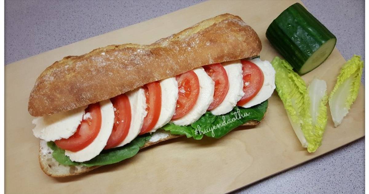 #cleaneating Bánh mì baguette kẹp phô mai Mozzarella và cà chua