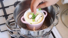 Lược trứng qua rây để cho mịn. Đổ trứng vào tô sứ để hấp. Thêm một lát cà rốt vào trứng đem hấp khoảng 10 phút. Sau đó thêm ít lát nấm hương tươi, cùng với một ít ngò rí và hành lá thái nhỏ, đem hấp tiếp 5 phút cuối cùng, sau đó phục vụ.