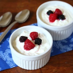 Greek Yogurt nguyên chất cũng không hề khó làm, bạn chỉ cần một chút kiêng nhẫn là được nha. Greek ypgurt có thể ăn kèm cùng trái cây tươi hay trộn salad, xay sinh tố hay những món ăn tốt cho sức khỏe.