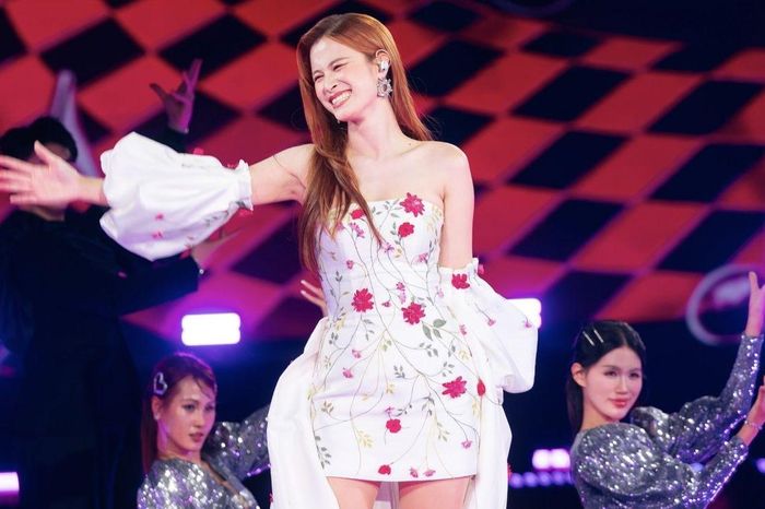 Đông Nhi gặp sự cố nguy hiểm trên sân khấu, cộng đồng mạng bức xúc - Tạp chí SaoStar