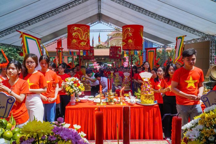 Người dân TP.HCM đổ về các khu vui chơi dịp lễ Giỗ Tổ Hùng Vương - Báo Pháp Luật TP.HCM