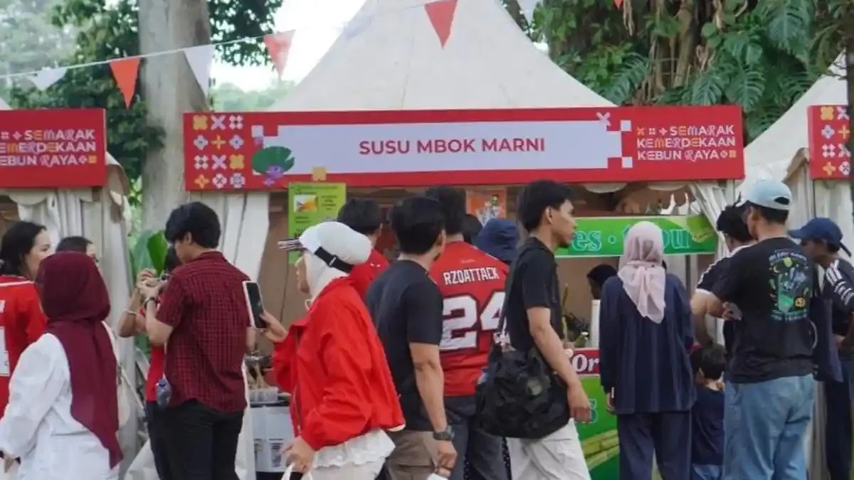 Suasana perayaan HUT ke-81 RI di area Ecodome Kebun Raya Bogor yang dimeriahkan dengan pertunjukan seni dan bazar UMKM.