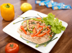 Bày trí miến xào ra đĩa, trang trí thêm với xà lách, bông hẹ cho đẹp mắt và dùng nóng. Món này dùng để ăn sáng là thích hợp nhất luôn.